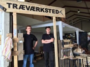 Jens og Rasmus under det flotte skilt, de har produceret i træværkstedet. 