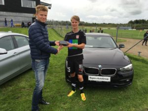 Joachim Puggaard blev af dagens kampsponsor BMW Autogroup, Esbjerg kåret som kampens Varde spiller Foto: Kim Schou